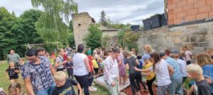 Mehr über den Artikel erfahren Schulfest & Eröffnung Barfußpfad